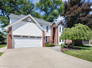 415 Jonathan Dr, Rochester Hills, MI 48307