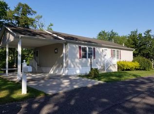 6 Summit Dr, Cream Ridge, NJ 08514