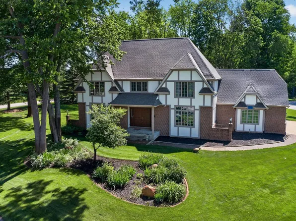 51530 Clubhouse Dr, South Bend, IN 46628