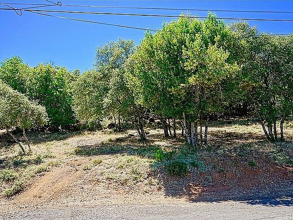 Moderately upsloping lot