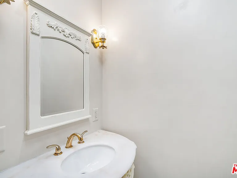 422 S Clark Dr — Photo 17