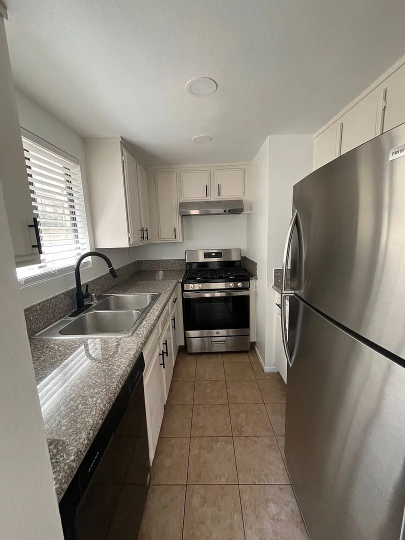 840-844 W. Foothill Blvd. — Photo 4