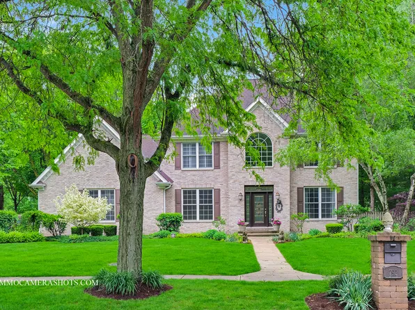 792 Black Walnut Dr, Sugar Grove, IL 60554