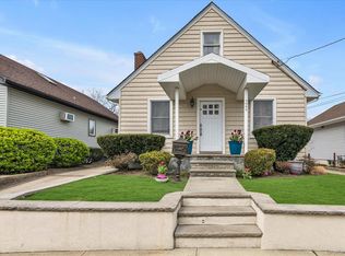 3080 Roxbury Rd, Oceanside, NY 11572