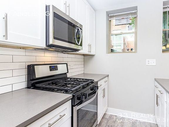 2nd image of 2335 W Ainslie St #G