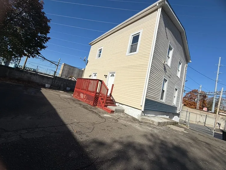 26 Clarence St #2 — Photo 15