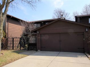 303 W Lakeside Dr, Vernon Hills, IL 60061