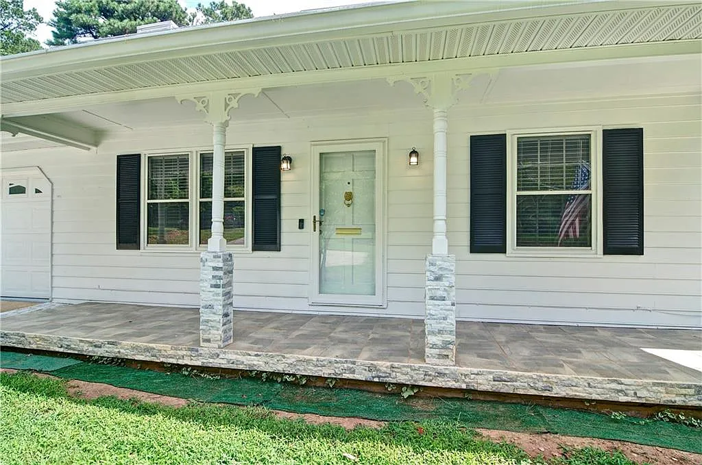3 bed, 2.0 bath, 1154 sqft, $2,200 — Photo 2