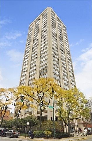 70 W Burton Pl, Chicago, IL