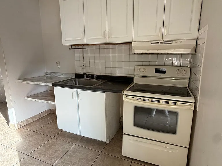 2359 Farragut St #B — Photo 6