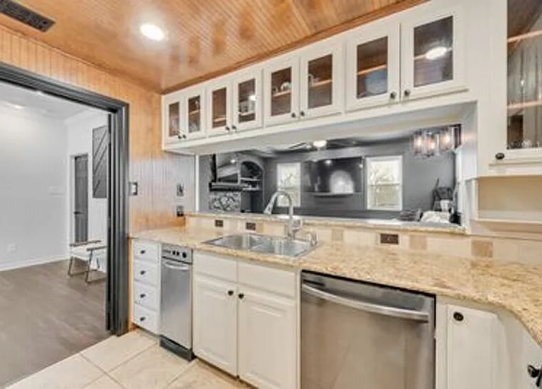 3411 W 6th St — Photo 7