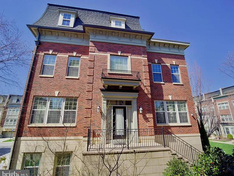 712 Sentry Sq — Photo 2