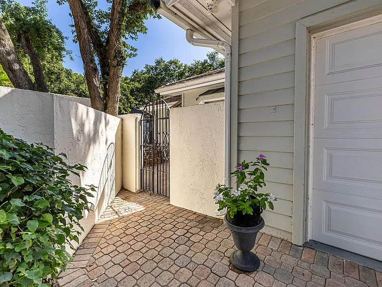 300 S Peppertree Dr — Photo 32