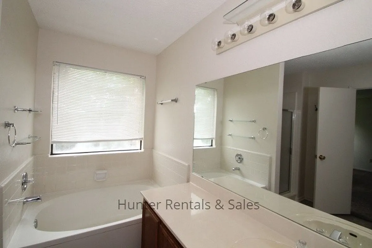 Building Photo - 4603 Emerald Dr