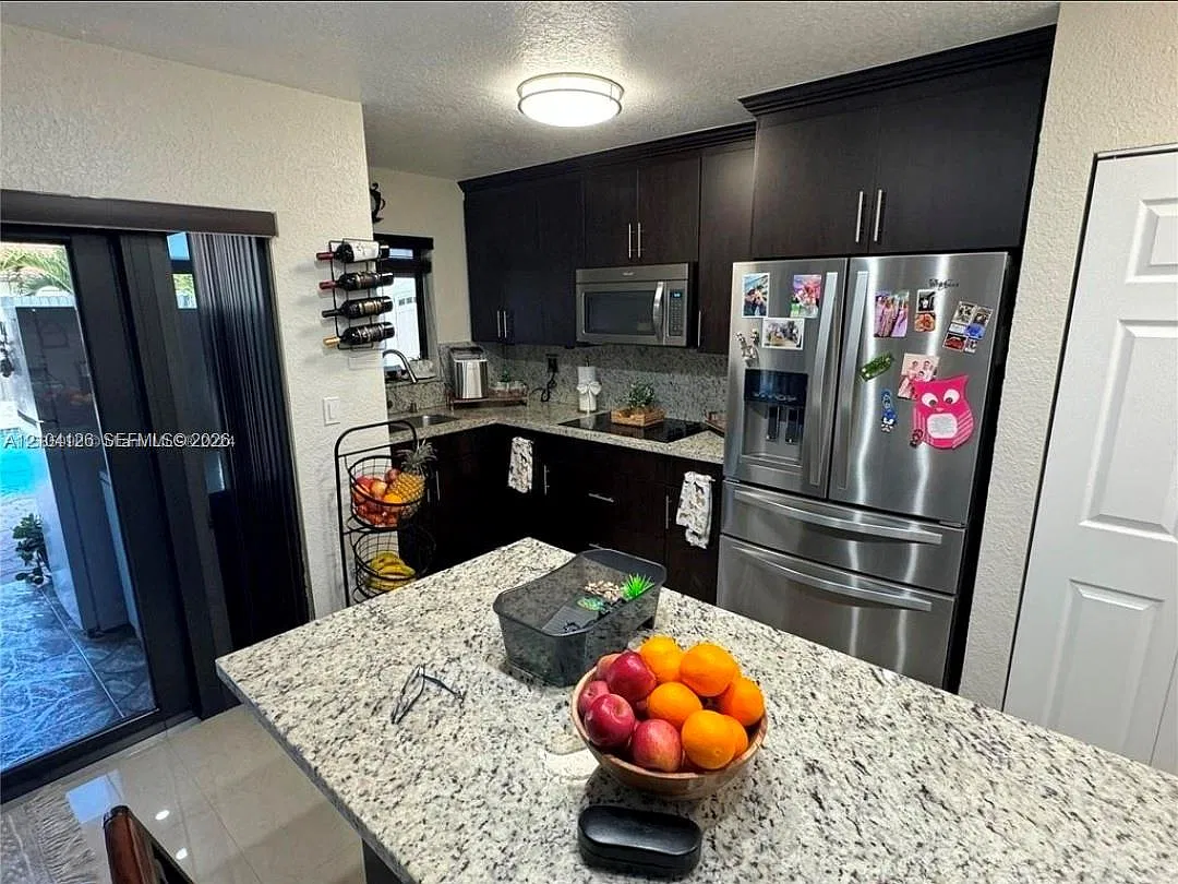 3 bed, 1642 sqft, $4,700 — Photo 4