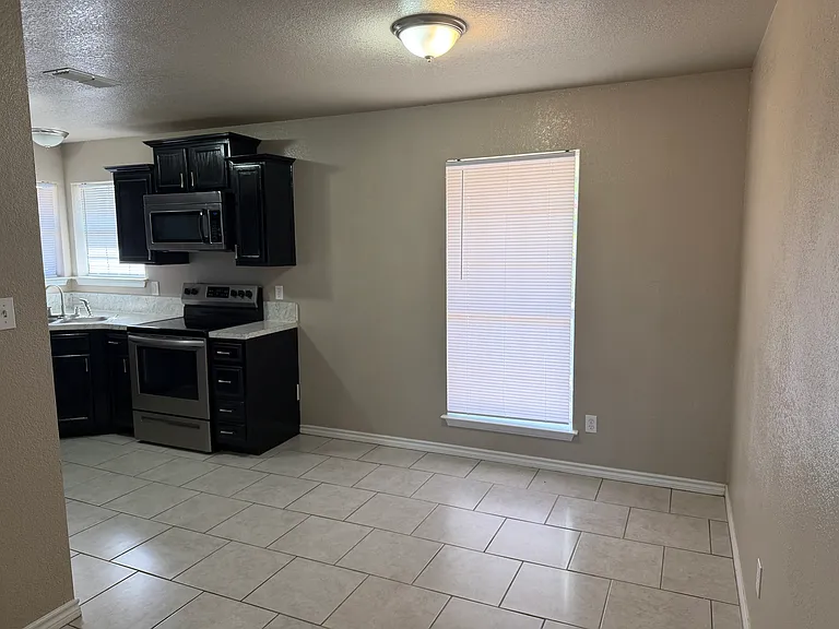 1103 Concho St — Photo 3