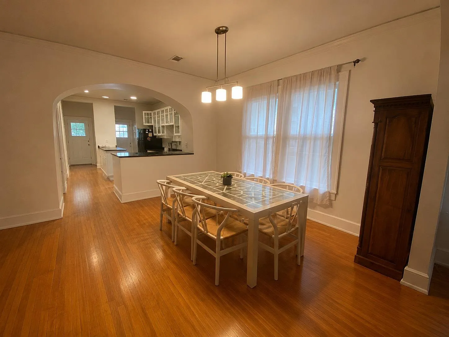 4 bed, 3.0 bath, 1930 sqft, $6,000 — Photo 2
