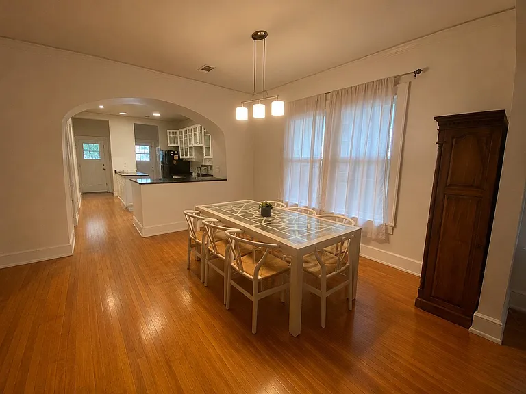 3200 Harris Park Ave — Photo 2