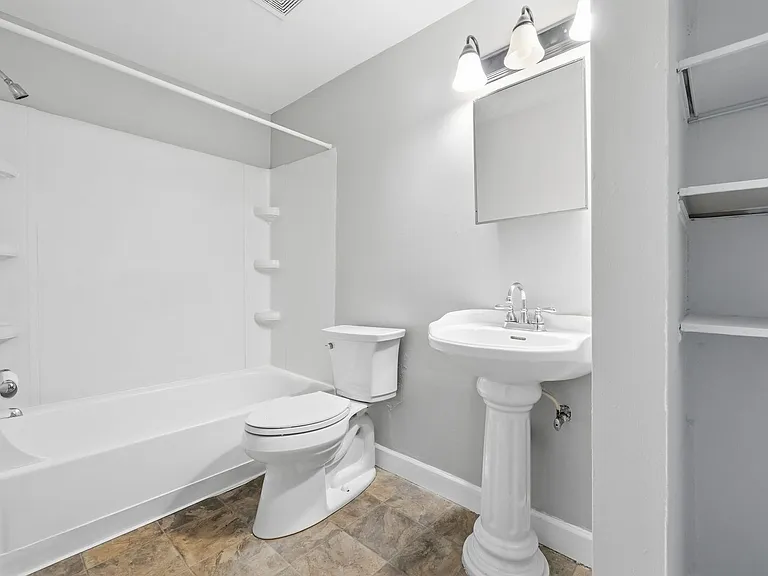 Balsam Avenue Apartments - The Courts — Photo 24