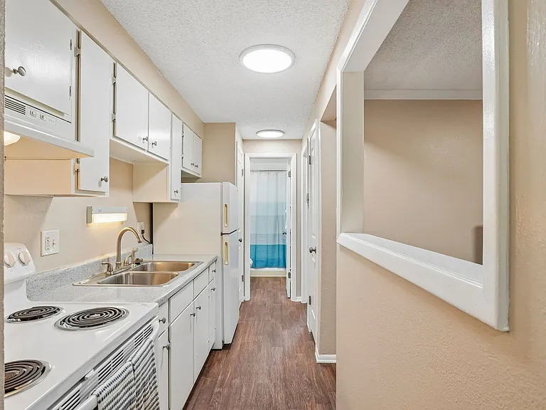 Lorinda Apartments — Photo 18