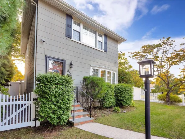 202 Livingston Avenue, Babylon, NY 11702