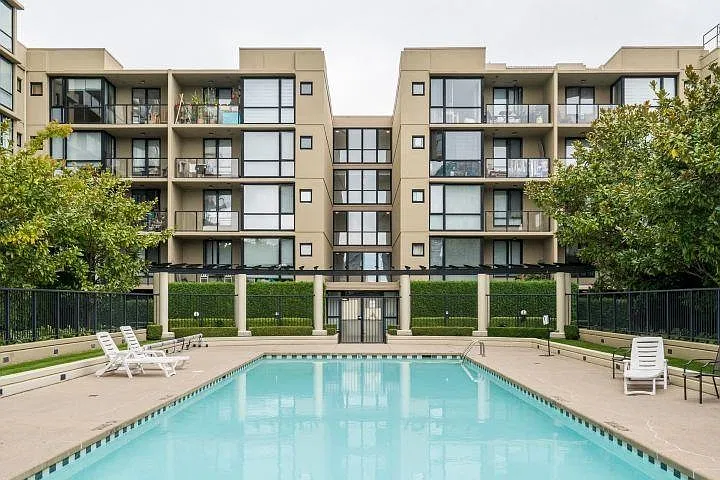 2 bed, 760 sqft, $2,400 — Photo 1