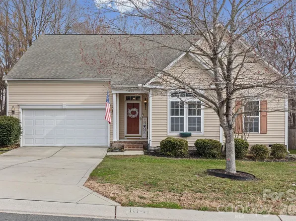 1041 Pepperwood Pl, Lake Wylie, SC 29710