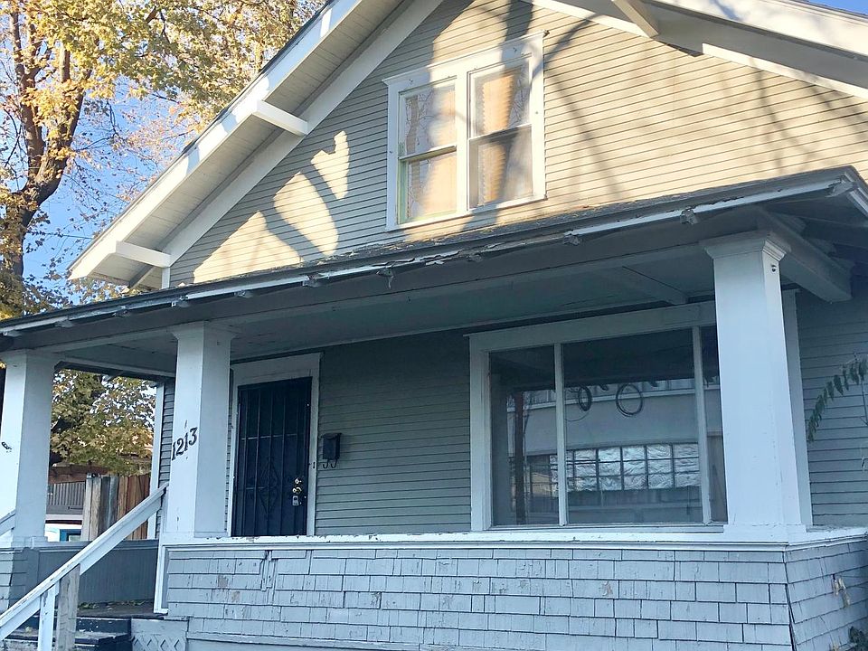 1213 W Chestnut House with covered porch.