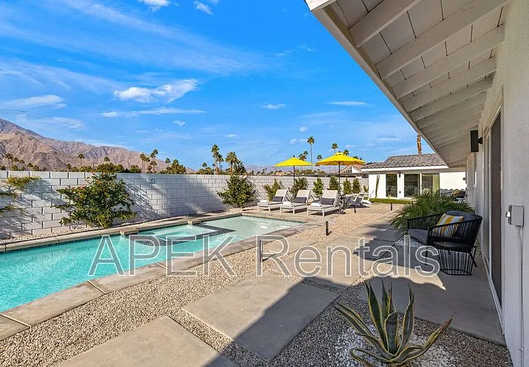 945 N Buttonwillow Cir — Photo 43
