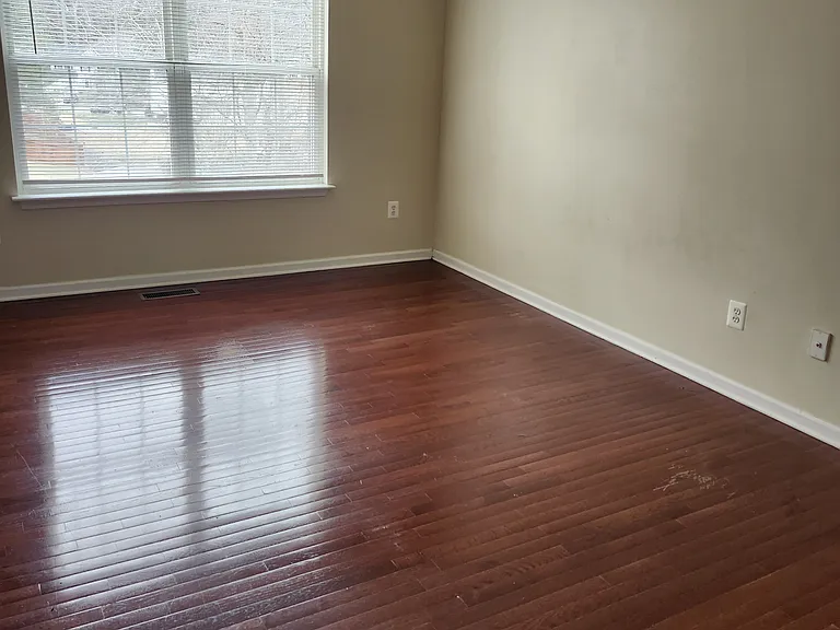 8 Pembroke Ln — Photo 16