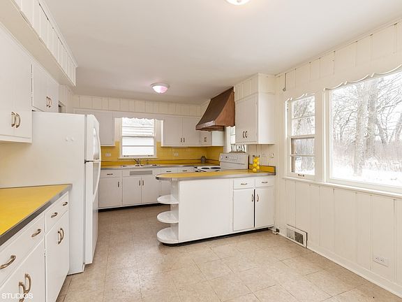 5th image of 10 Hickory Ln