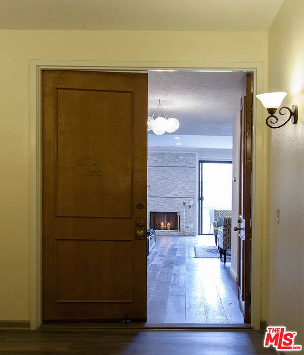 2 bed, 2.0 bath, 1475 sqft, $4,890 — Photo 2