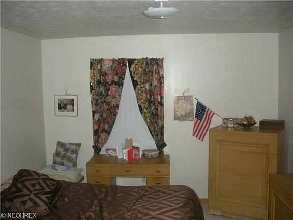 5th image of 927 E 220th St