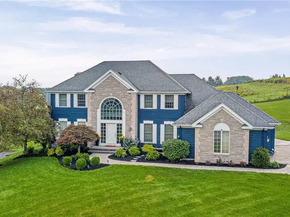 4 Vineyard Hl, Fairport, NY 14450