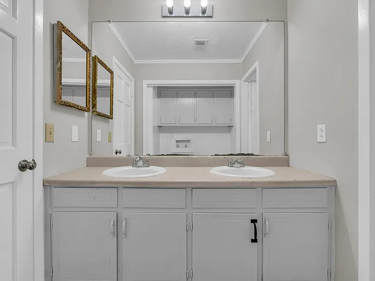 400 Forrest Blvd #9 — Photo 2