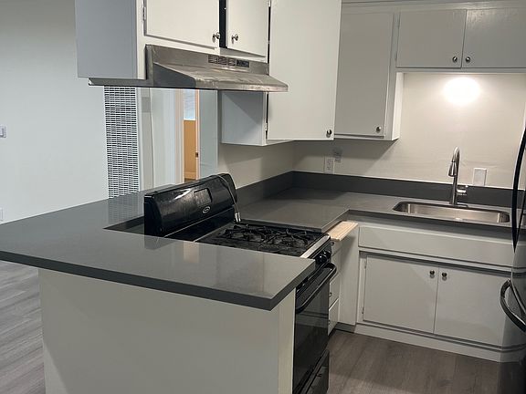 3rd image of 403 N Mar Vista Ave #3