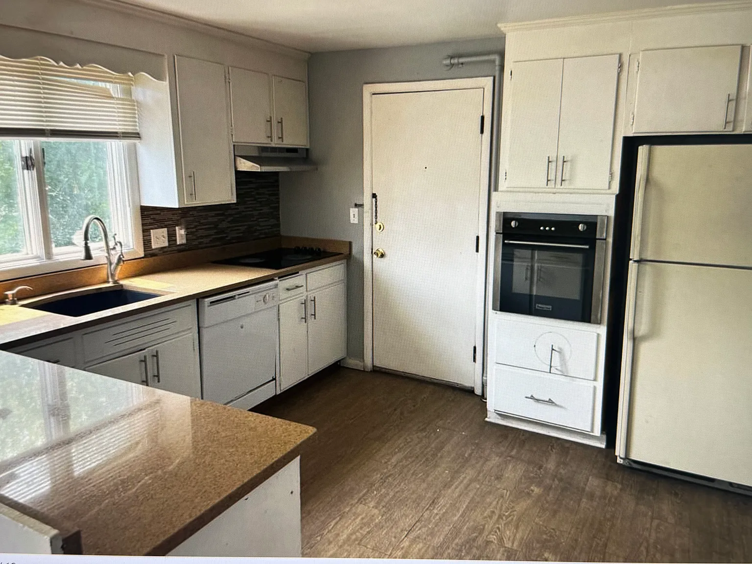 3 bed, 1250 sqft, $2,200 — Photo 4