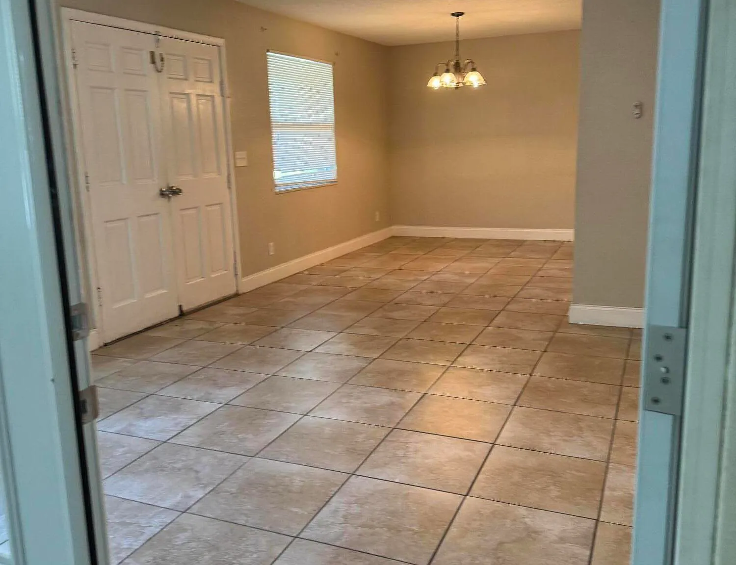 4 bed, 2.0 bath, 1824 sqft, $2,300 — Photo 2
