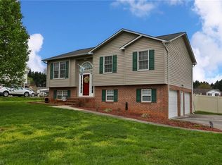 148 Cottonwood Dr, Yadkinville, NC 27055