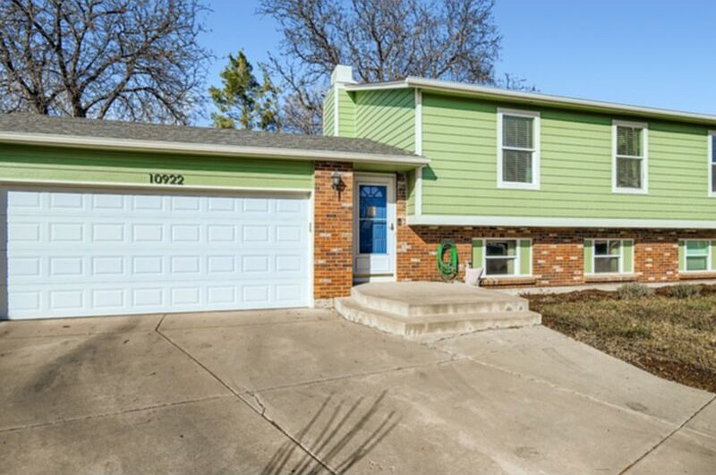 1st image of 10922 Forest Cir