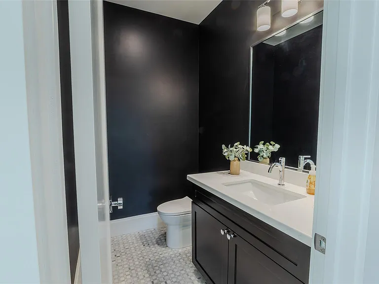 974 W 43rd St — Photo 37