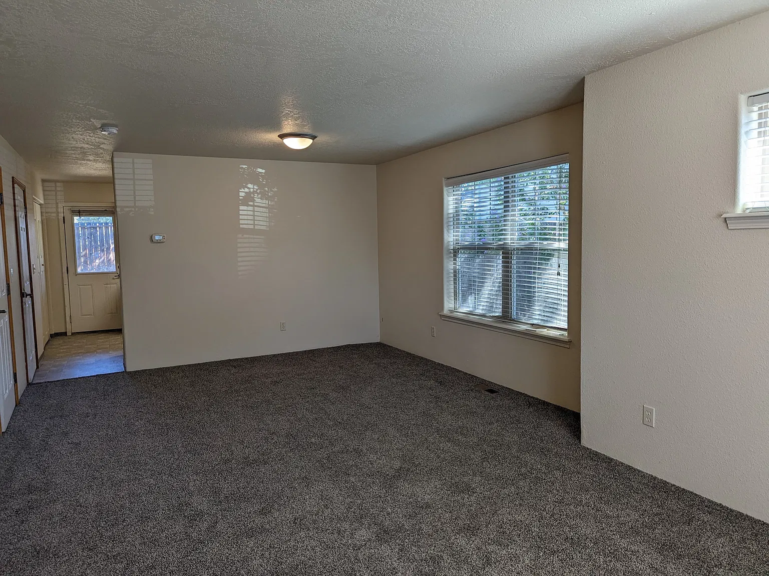 3 bed, 1.5 bath, 1200 sqft, $1,350 — Photo 2