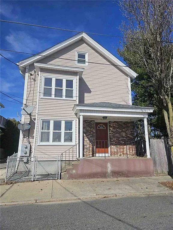 3 bed, 1.0 bath, 1105 sqft, $2,300 — Photo 1