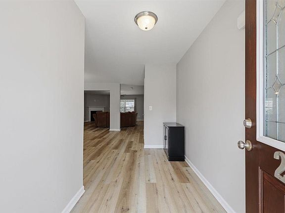 5th image of 240 Harlequin Dr