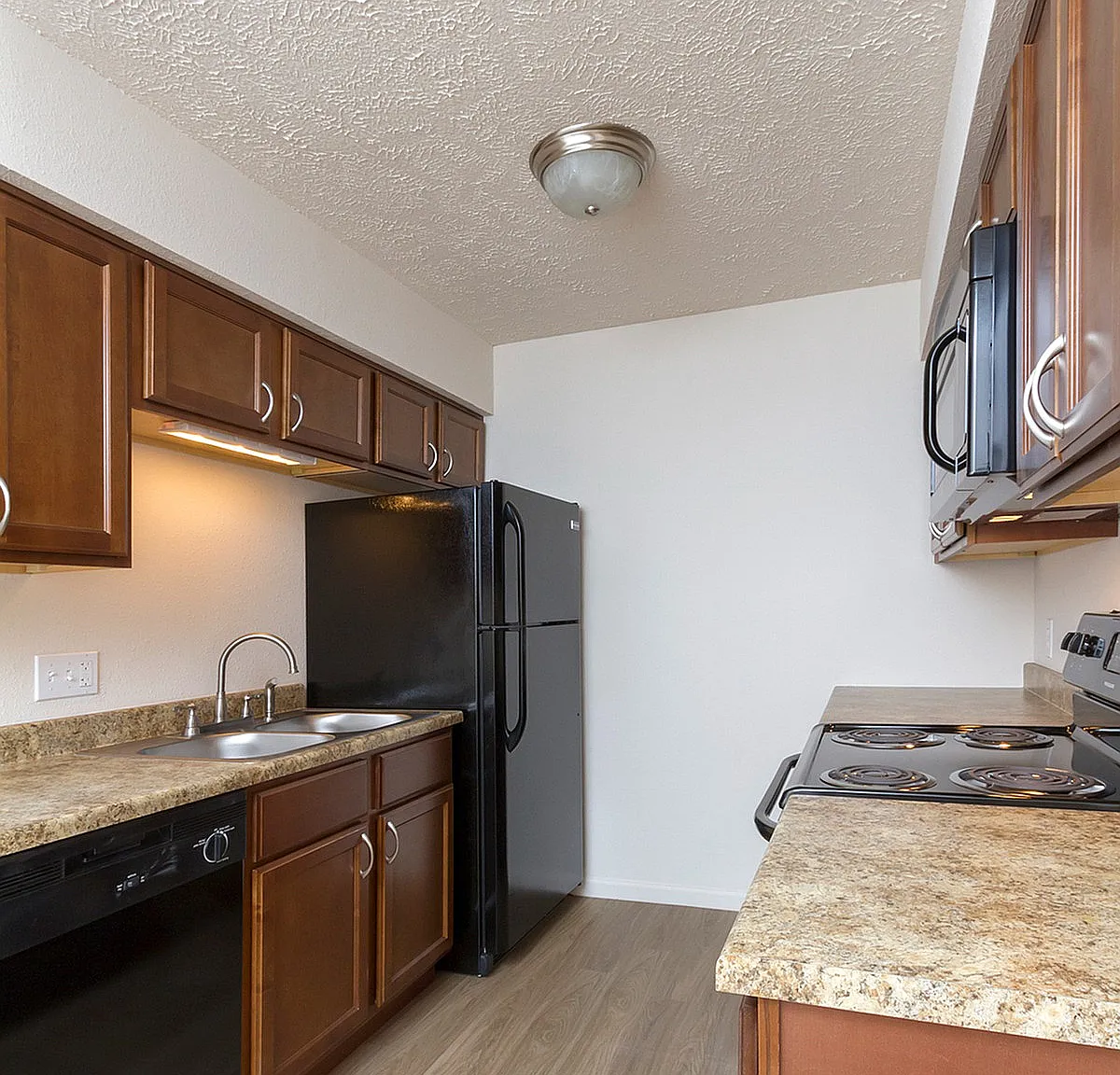 Concord Manor Apartments — Photo 1