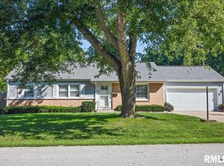 34 Cottonwood Dr, Chatham, IL 62629