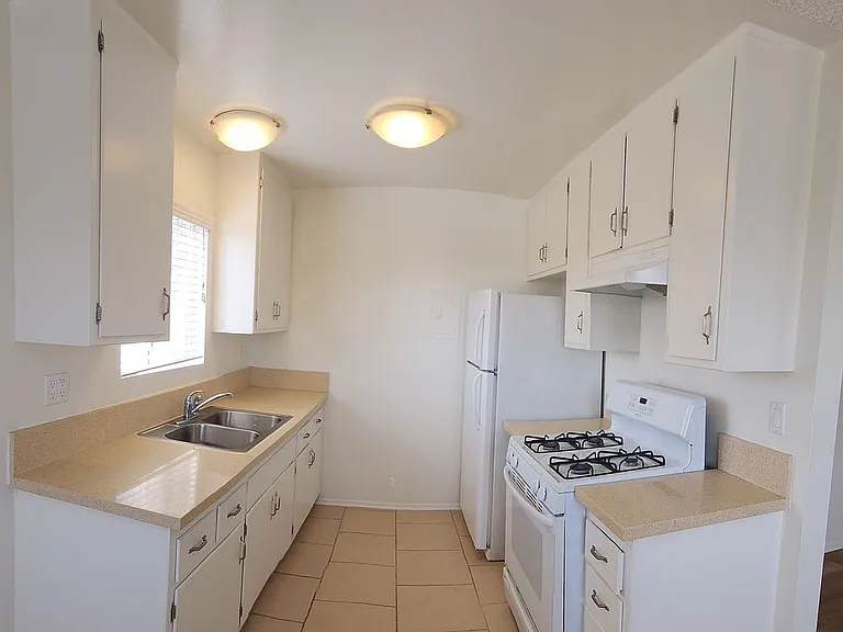 135-153 S Hemlock St — Photo 31