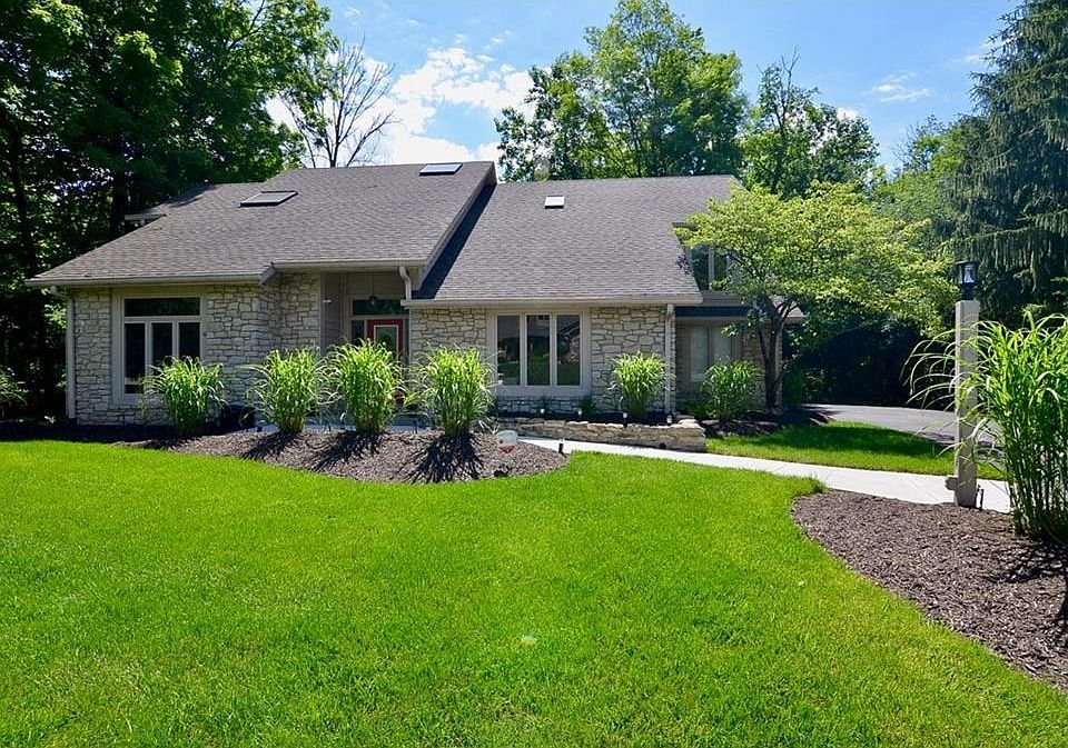 Beautiful remodeled contemporary home on a large private lot (.61 acres) in Feather Cove. New landscaping, irrigation system, newer roof (2007), and new garage door