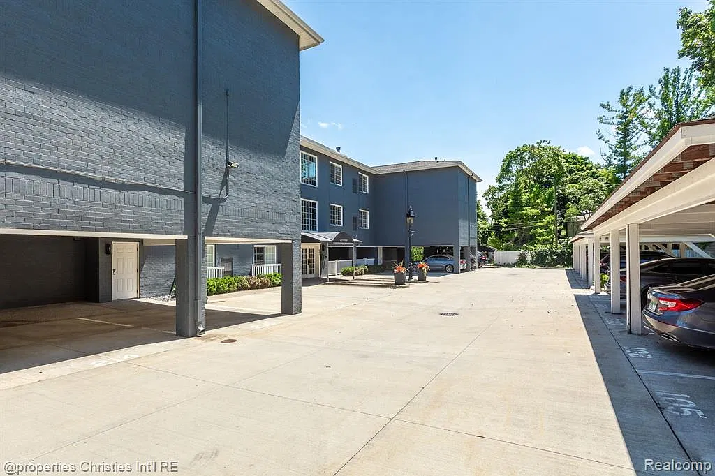 2 bed, 2.0 bath, 1030 sqft, $3,300 — Photo 2