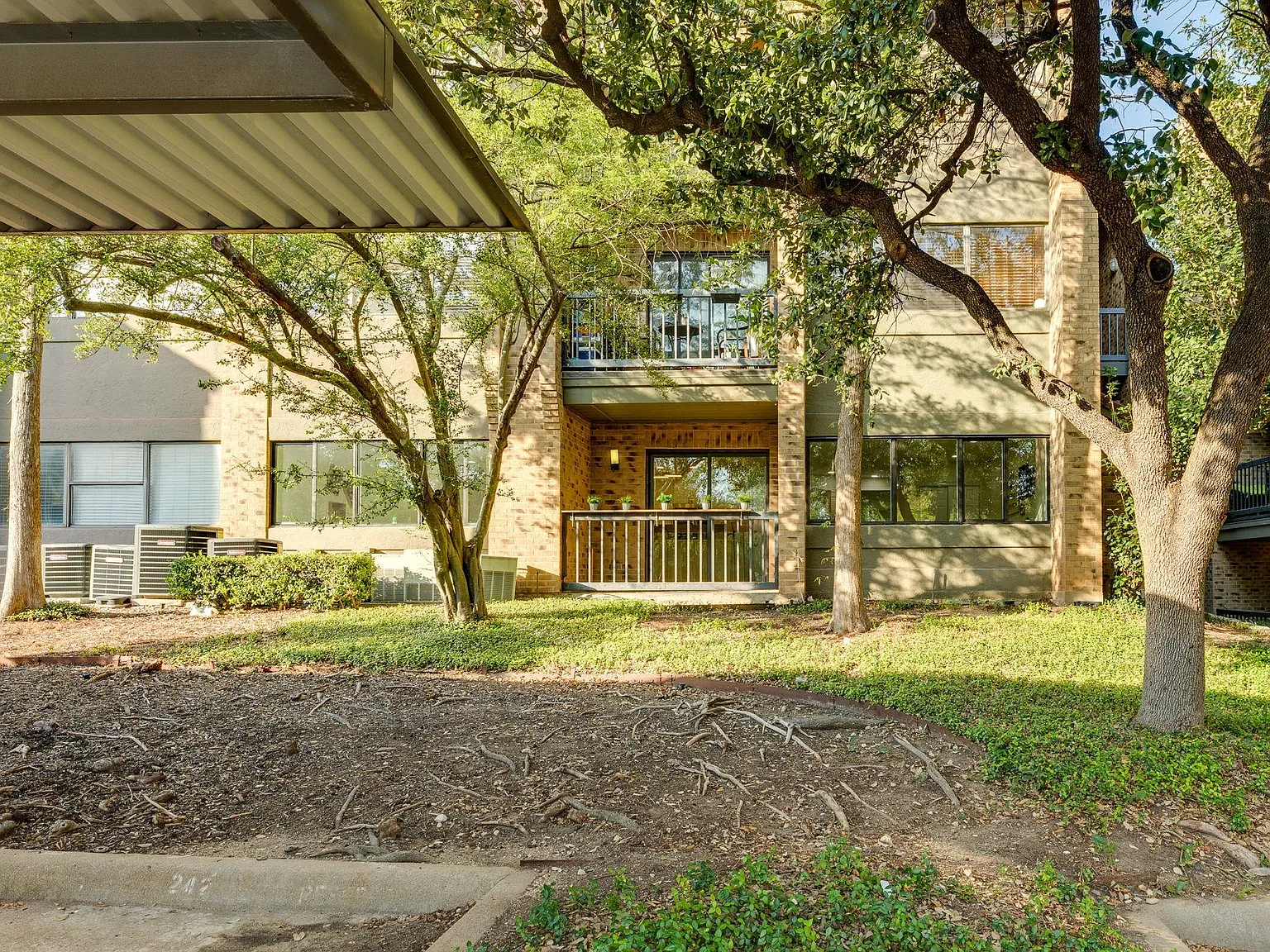 2 bed, 2.0 bath, 916 sqft, $1,950 — Photo 3